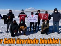 Donmuş Çıldır Gölü üzerinde bisiklet keyfi
