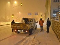 Emet’te ekiplerin gece karla mücadelesi