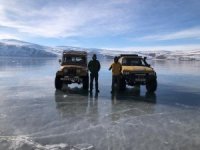 Aras Dağları zirvesinde bulunan donmuş göl üzerinde off-road heyecanı