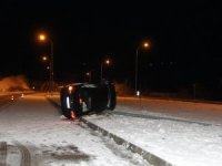 Sinop’ta aydınlatma direğine çarpan otomobil yan yattı: 3 yaralı
