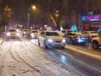 Malatya’da kar yağışı ve tipi sürücülere zor anlar yaşattı