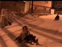 Bayburtlu çocukların poşetle kızak keyfi