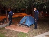 Kuşadası’nda soğuk havada sokakta kalan vatandaşlara belediye yardım elini uzattı