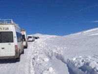 Köy yolunda karda mahsur kalan 6 minibüs kurtarıldı