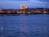 Taşkın suları deniz kenarı izlenimi veriyor