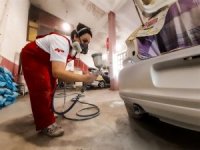 Oto boyacılığında erkeklere taş çıkartıyor