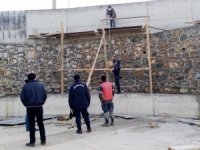 9 metre yüksekten beton zemine düşen işçi ağır yaralandı