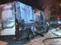 Bahçelievler’de ticari minibüs alevler içinde kaldı