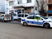 Yoldan geçenleri gizlice görüntüleyince karakolluk oldu