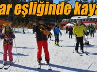 Kristal kar üzerinde gitar eşliğinde doyasıya kayak yaptılar