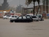 Antalya’da fırtına hayatı felç etti