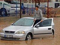 Antalya’da yollar göle döndü, sürücüler mahsur kaldı