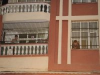 2 katlı müstakil evdeki odunluk yandı, vatandaşlar evlerinin balkonuna çıkarak kurtarılmayı bekledi
