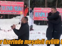 14 Şubat’ta karlar üzerinde meşaleli evlilik teklifi