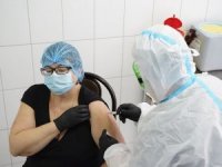 Ukrayna’da ilk Covid-19 aşısı bir doktora yapıldı