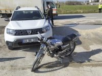 Motosiklet otomobile çarptı: 1 yaralı