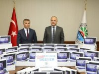 Eğitimci Başkandan ihtiyaç sahibi öğrencilere tablet desteği