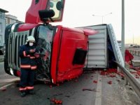 Sebze yüklü tır devrildi: 1 yaralı