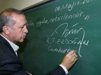 Erdoğan, tahtaya o sözleri yazıp altına imzasını attı!