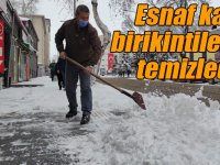 Kars esnafı kar birikintilerini temizledi