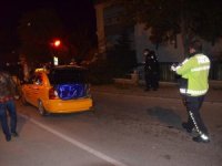 Taksiye çarpan otomobil bahçe duvarında asılı kaldı