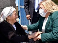 Başkan Erdem, Ramazan’ın ilk günü koli dağıttı