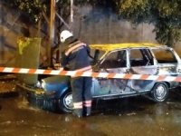 Park halindeki otomobil alev alev yandı