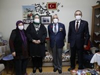 Bakan Selçuk, iftarda “Reşat Baba” olarak tanınan Kıbrıs Gazisi’nin evine konuk oldu