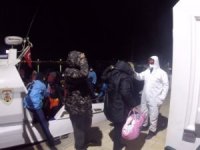Ayvalık’ta batmak üzere olan lastik bottaki 36 göçmen kurtarıldı