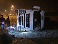 Park halindeki tırın frenleri boşalınca boş araziye devrildi