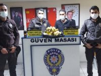 Manavdan muz çalan hırsızlar bekçilerin dikkati sayesinde yakalandı