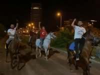 İsrail’i at üzerinde protesto ettiler