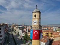 Tarihi Saat Kulesi’ne Doğu Türkistan ve Filistin bayrağı asıldı