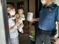Tam kapanmada maması biten bebeğin imdadına polis yetişti