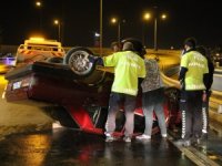 İzmir’de takla atan otomobilin sürücüsü yaralandı
