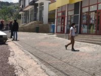 Alışveriş için gittikleri markette rafların arasından yılan çıktı