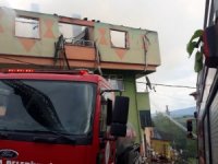Çıkan yangında ev ve çatı kullanılmaz hale geldi
