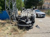 Otomobil direğe çarpıp, ters döndü: 4 yaralı