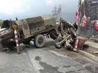 Başakşehir’de beton yüklü traktör devrildi: 1 yaralı
