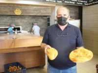 Meslektaşlarına kızdı, ekmeğe indirim yaptı