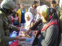 Mehmetçik, Ekmeğini Vatandaşla Paylaştı