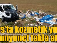 Kars’ta kozmetik yüklü kamyonet takla attı!