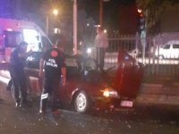 Direksiyon hakimiyetini kaybetti refüje çarptı