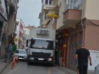 Hatalı park yüzünden yolda ilerleyemeyen kamyon balkon altına sıkıştı