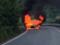 Şile’de yol ortasında yanan araç alev topuna döndü