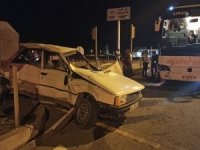 Yolcu otobüsü ve otomobil çarpıştı:1 ağır yaralı