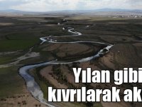 Bozkırın ortasından yılan gibi kıvrılarak akıyor
