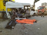 Tır, tarım işçilerini taşıyan minibüse çarptı: 3 ölü, 18 yaralı