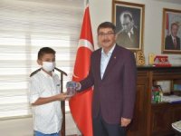 Kumbarasını yangın bölgesindeki mağdurlara bağışladı