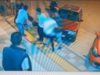 Kafasından tuttuğu şahsın sırtına bıçağı sapladı